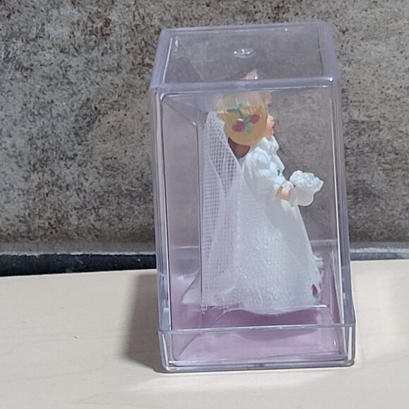 Hallmark Collections Madame Alexander Merry Miniatures Empire Bride 1998 - Picture 6 of 11